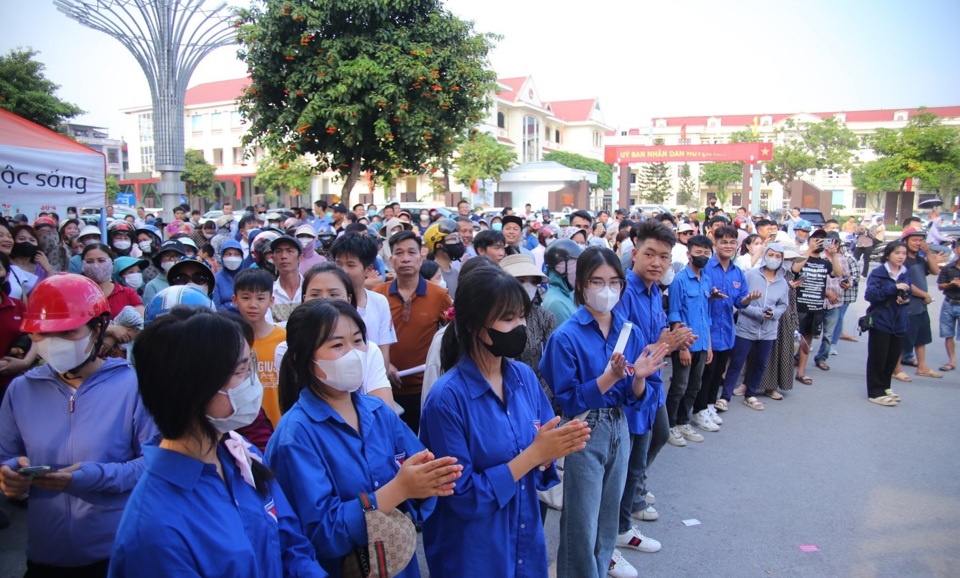 Tỉnh đo&agrave;n Hải Dương đ&atilde; huy động gần 50.000 chai nước, tr&agrave;, 2.655 b&uacute;t bi c&ugrave;ng nhiều vật phẩm kh&aacute;c như &ocirc;, quạt, mũ&hellip; để hỗ trợ th&iacute; sinh.&nbsp; Ảnh: B&aacute;o HD