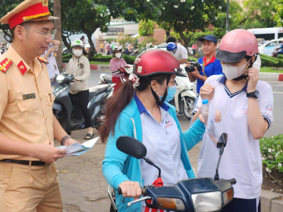 Phụ huynh đưa con đến điểm thi từ s&aacute;ng sớm. Ảnh: Nam Thương