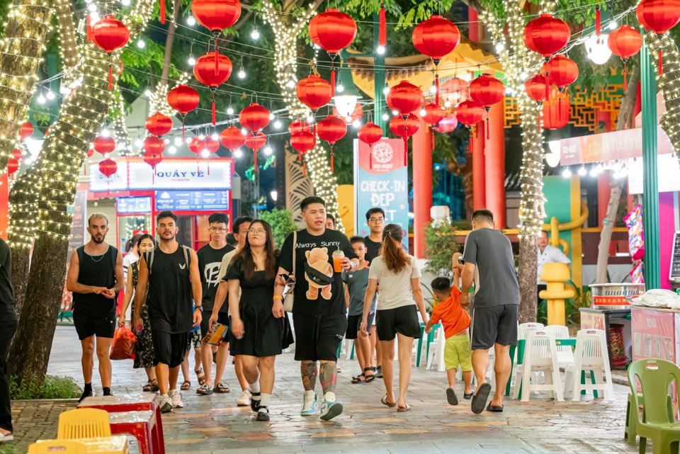 Chợ đ&ecirc;m Vui Phết hứa hẹn sẽ nối d&agrave;i trải nghiệm của du kh&aacute;ch tại Da Nang Downtown m&ugrave;a h&egrave; n&agrave;y.