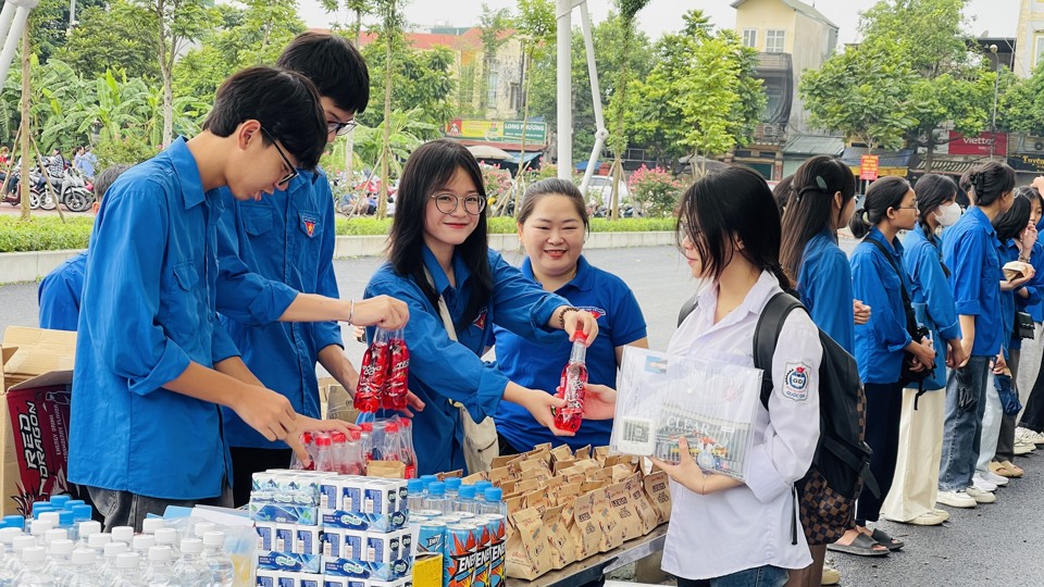 Đo&agrave;n thanh ni&ecirc;n huyện Quốc Oai ph&aacute;t miễn ph&iacute; nước uống, sữa cho c&aacute;c th&iacute; sinh trước giờ thi.