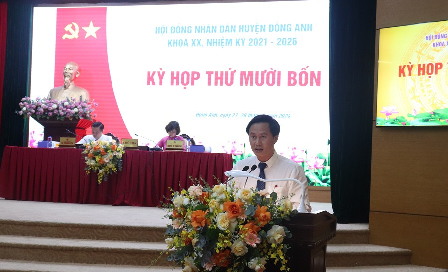 Ph&oacute; Chủ tịch UBND huyện Đ&ocirc;ng Anh Ho&agrave;ng Hải Đăng tr&igrave;nh b&agrave;y b&aacute;o c&aacute;o kết quả thực hiện nhiệm vụ ph&aacute;t triển kinh tế - x&atilde; hội, đảm bảo an ninh quốc ph&ograve;ng.