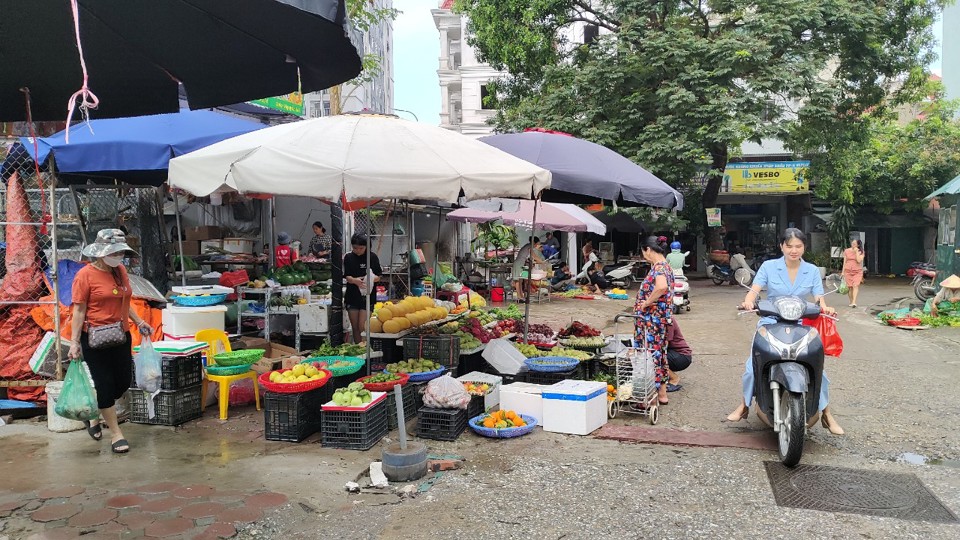 Ngo&agrave;i c&aacute;c cửa h&agrave;ng, si&ecirc;u thị th&igrave; c&aacute;c quầy b&aacute;n tr&aacute;i c&acirc;y tại c&aacute;c chợ d&acirc;n sinh cũng cần được kiểm tra ATTP. Ảnh An Thanh