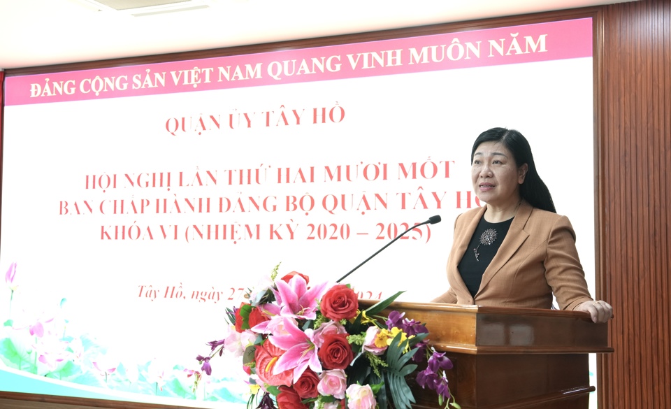 Chủ tịch Ủy ban MTTQ Việt Nam TP H&agrave; Nội Nguyễn Lan Hương ph&aacute;t biểu chỉ đạo tại hội nghị.