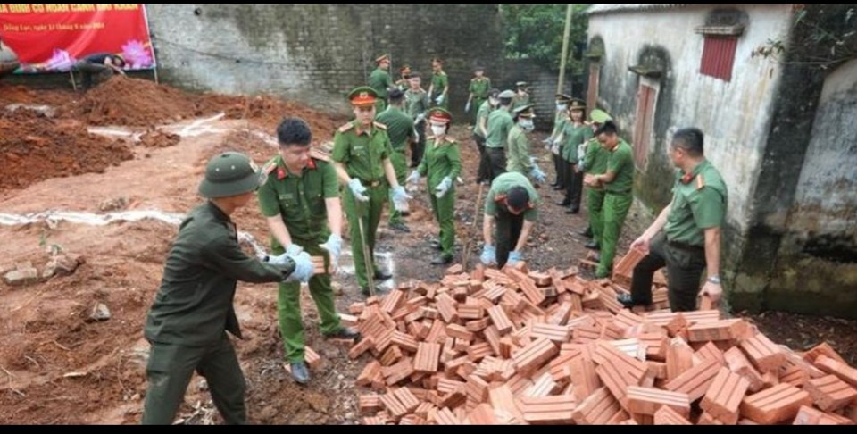 Đo&agrave;n Thanh ni&ecirc;n, Hội Phụ nữ C&ocirc;ng an tỉnh hỗ trợ x&acirc;y dựng nh&agrave; ở cho gia đ&igrave;nh chị Ph&ugrave;ng Thị Thanh Thảo, x&atilde; Đồng Lạc (Y&ecirc;n Thế).