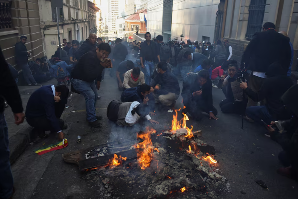 Những người biểu t&igrave;nh đối mặt với qu&acirc;n đội Bolivia. Ảnh:&nbsp;Claudia Morales