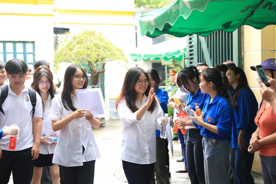 Thí sinh hồ hởi sau khi hoàn thành bài thi ngày 27/6 tại điểm thi THPT Phan Đình Phùng, Hà Nội. Ảnh: Phạm Hùng