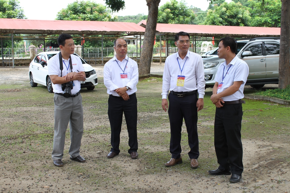 &Ocirc;ng Phan Thanh Hải, Gi&aacute;m đốc Sở Gi&aacute;o dục v&agrave; đ&agrave;o tạo tỉnh Đắk N&ocirc;ng kiểm tra tại c&aacute;c điểm thi.