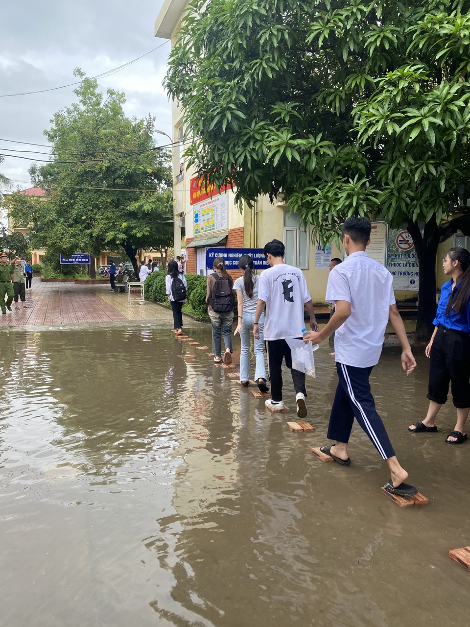 Tại điểm thi trường THPT V&acirc;n Tảo, huyện Thường T&iacute;n, mưa ngập lối đi v&agrave;o cổng trường Ảnh: Hồng Giang