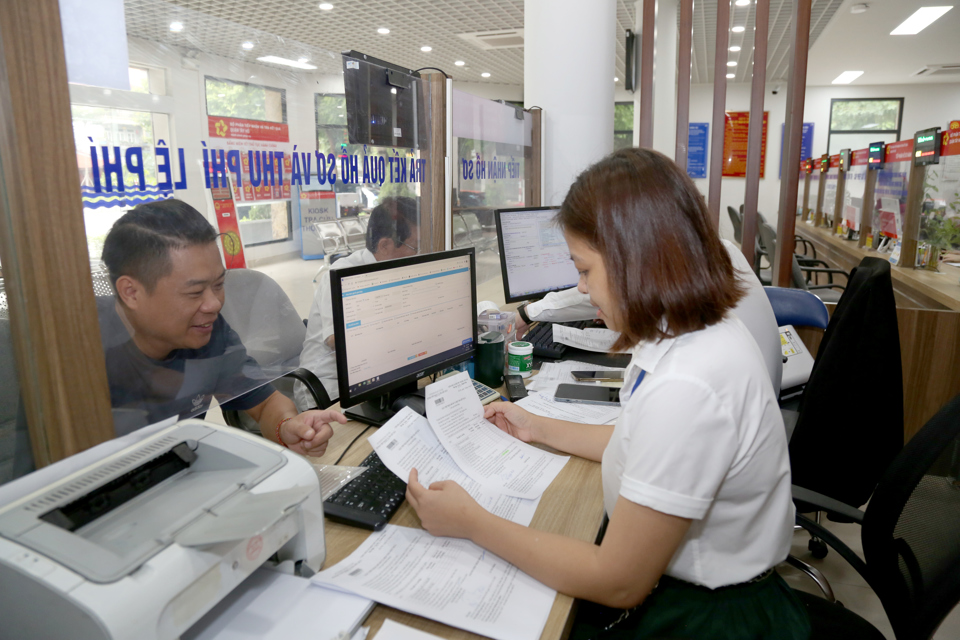 Cải cách tiền lương cán bộ, công chức, viên chức góp phần cải thiện đời sống người được hưởng lương. Ảnh: Hải Linh