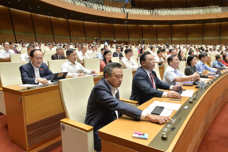 Các đại biểu Quốc hội bấm nút biểu quyết thông qua Dự thảo Luật Thủ đô (sửa đổi). Ảnh: Hồ Như Ý
