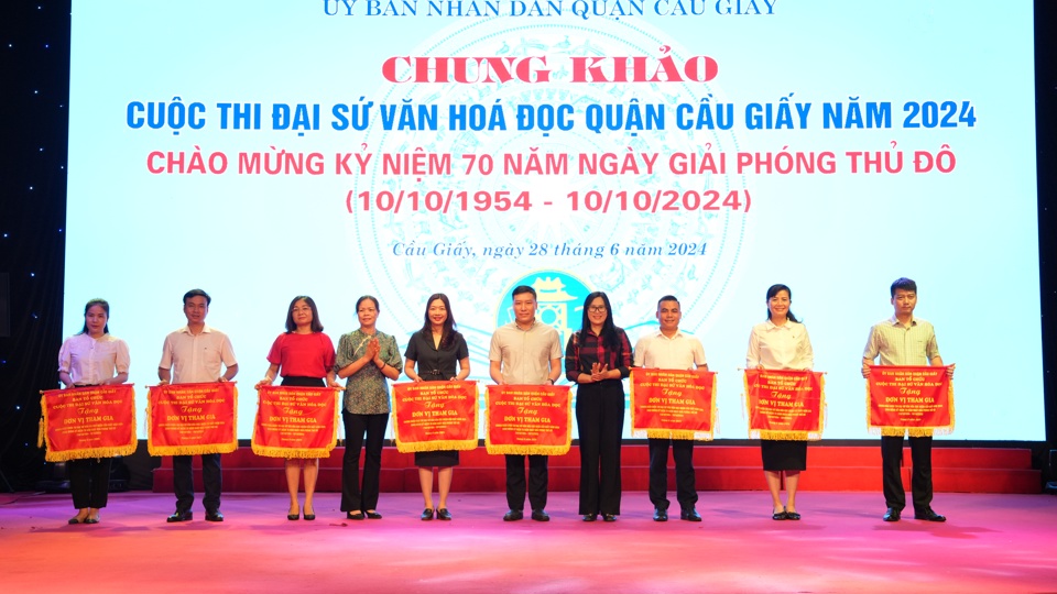 C&aacute;c đại biểu tặng cờ cho những đơn vị tham gia cuộc thi.