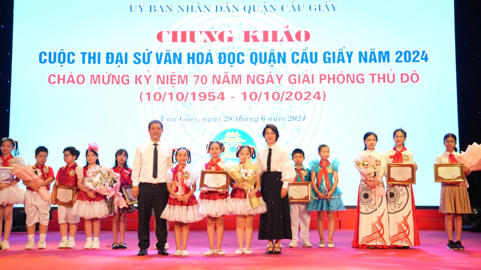 Trưởng Ph&ograve;ng VHTT quận Cầu Giấy v&agrave; B&iacute; thư Đo&agrave;n Thanh ni&ecirc;n quận Cầu Giấy trao giải Nhất giải Đội tuyển tuy&ecirc;n truyền giới thiệu s&aacute;ch cho phường Dịch Vọng Hậu.