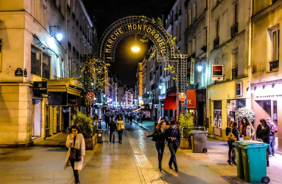 Du kh&aacute;ch trải nghiệm tại phố Rue Montorgueil, Paris, Ph&aacute;p. Ảnh: AFP