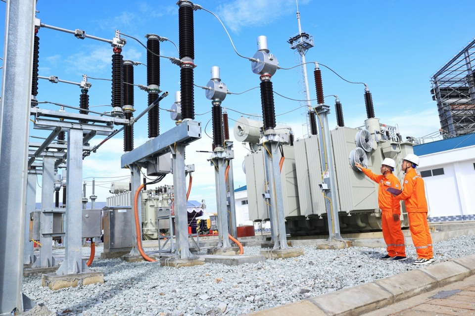 C&ocirc;ng nh&acirc;n kiểm tra t&igrave;nh h&igrave;nh vận h&agrave;nh của TBA 110kV Y&ecirc;n Lạc.