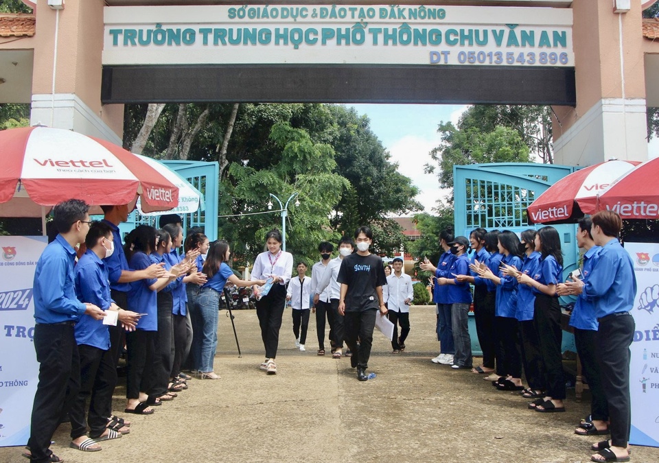 Lực lượng thanh ni&ecirc;n t&igrave;nh nguyện ch&uacute;c mừng c&aacute;c th&iacute; sinh sau khi ho&agrave;n th&agrave;nh kỳ thi tốt nghiệp THPT 2024.&nbsp;