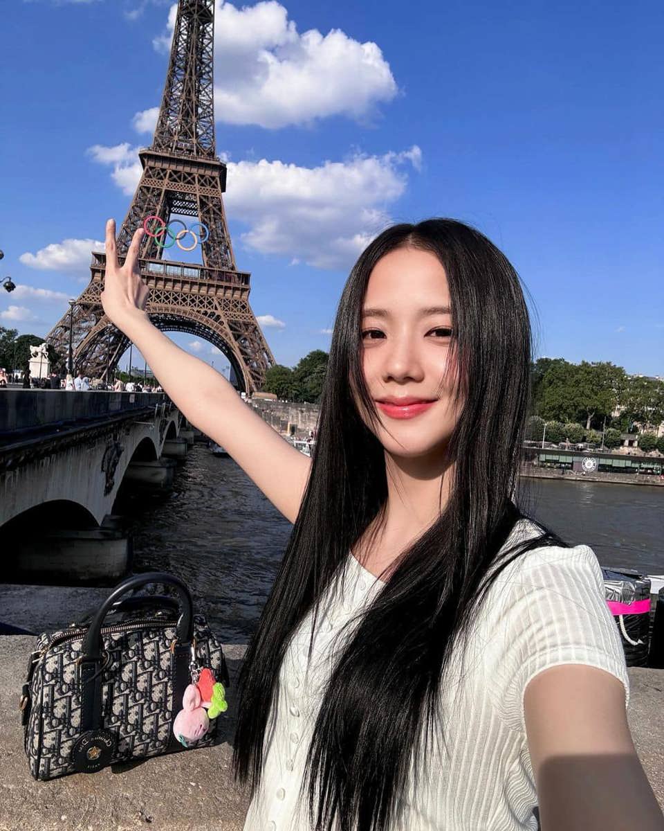 Trong loạt ảnh đi thăm Paris, Jisoo g&acirc;y ch&uacute; &yacute; với gương mặt xinh đẹp kh&ocirc;ng t&igrave; vết. Kể từ khi ra mắt, nữ thần tượng vốn nổi tiếng với ngũ quan ho&agrave;n hảo v&agrave; nằm trong top những thần tượng xinh đẹp nhất Kpop. Ảnh: Instagram nh&acirc;n vật.