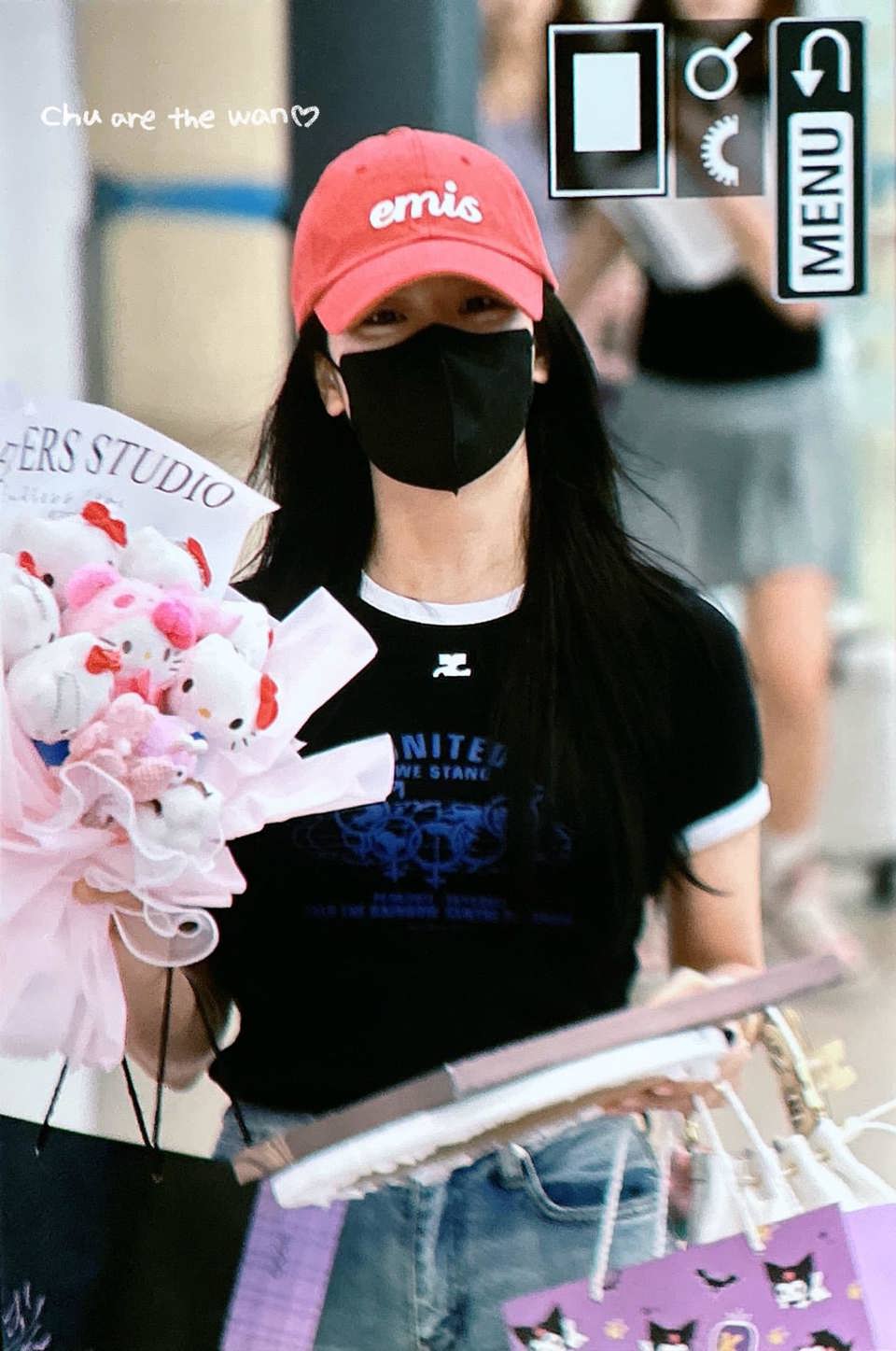 S&aacute;ng 27/6 (giờ Việt Nam), th&agrave;nh vi&ecirc;n Jisoo của Blackpink c&oacute; mặt tại s&acirc;n bay Incheon (H&agrave;n Quốc) sau chuyến c&ocirc;ng t&aacute;c tại Ph&aacute;p. Trước đ&oacute;, v&ocirc; số người h&acirc;m mộ đ&atilde; trực chờ sẵn tại cửa ra để ch&agrave;o đ&oacute;n c&ocirc; n&agrave;ng.