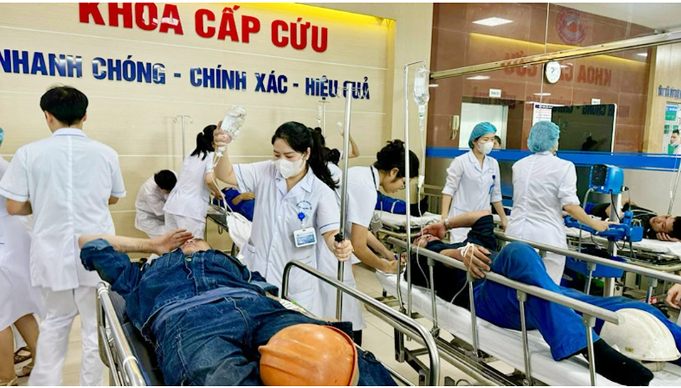 C&aacute;c c&ocirc;ng nh&acirc;n nghi ngộ độc thực phẩm được điều trị tại Bệnh viện Hữu nghị Việt-Tiệp.&nbsp;Ảnh: Minh L&yacute; - Tiến Sinh