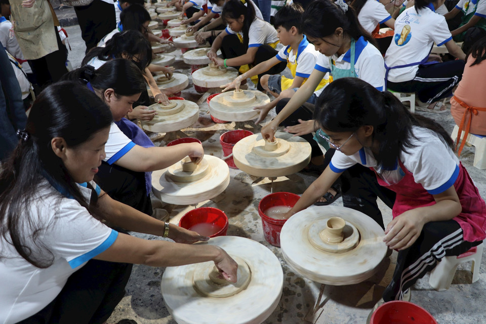 Trẻ được trải nghiệm l&agrave;m nghệ nh&acirc;n l&agrave;ng gốm B&aacute;t Tr&agrave;ng để c&oacute; th&ecirc;m cảm hứng, động lực trong tương lai