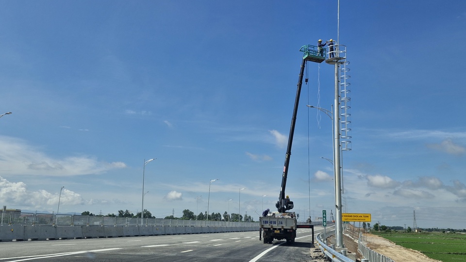 C&aacute;c đơn vị thi c&ocirc;ng ho&agrave;n tất c&aacute;c phần việc về cảnh b&aacute;o giao th&ocirc;ng trước ng&agrave;y th&ocirc;ng xe to&agrave;n tuyến cao tốc.