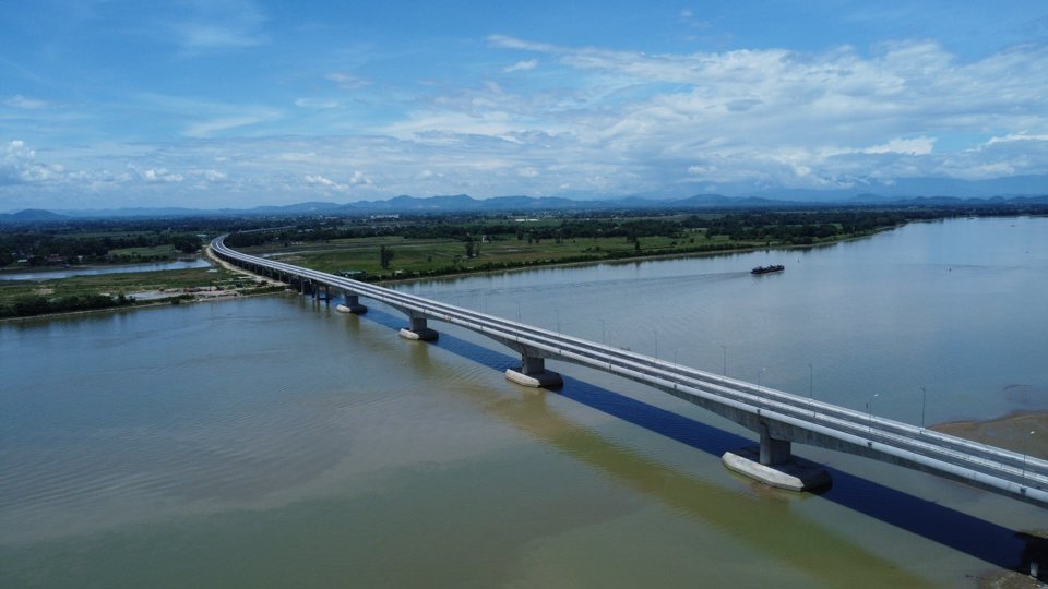 Đoạn cao tốc Diễn Ch&acirc;u - B&atilde;i Vọt c&oacute; cầu Hưng Đức l&agrave; cầu c&oacute; chiều d&agrave;i hơn 4km bắc qua s&ocirc;ng Lam v&agrave; s&ocirc;ng La đ&acirc;y l&agrave; c&acirc;y cầu d&agrave;i nhất tr&ecirc;n to&agrave;n tuyến cao tốc Bắc Nam.