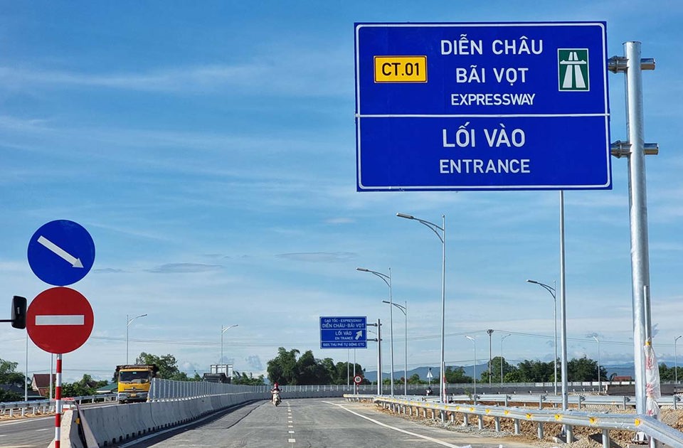 To&agrave;n tuyến cao tốc Diễn Ch&acirc;u - B&atilde;i Vọt sẽ được th&ocirc;ng xe đưa v&agrave;o khai th&aacute;c từ s&aacute;ng 30/6. Ảnh: Quang Đại