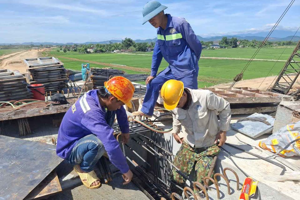 C&ocirc;ng nh&acirc;n thi c&ocirc;ng cầu vượt cao tốc Bắc - Nam ở x&atilde; Kim Song Trường (huyện Can Lộc, tỉnh H&agrave; Tĩnh) dưới thời tiết nắng n&oacute;ng gay gắt. Ảnh: Trần Tuấn