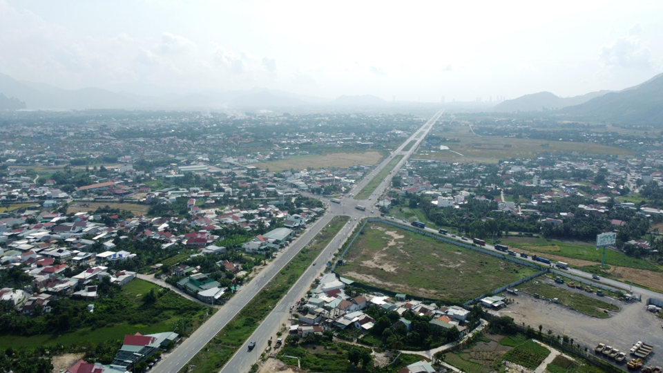 Đường li&ecirc;n v&ugrave;ng Di&ecirc;n Kh&aacute;nh khi đi v&agrave;o hoạt động sẽ&nbsp;tạo quỹ đất để ph&aacute;t triển đ&ocirc; thị... Ảnh: Trung Nh&acirc;n