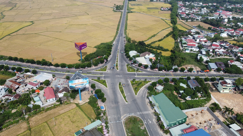 Hạ tầng giao th&ocirc;ng Di&ecirc;n Kh&aacute;nh đang được đầu tư để kết nối với c&aacute;c khu vực l&acirc;n cận. Ảnh: Trung Nh&acirc;n &nbsp;