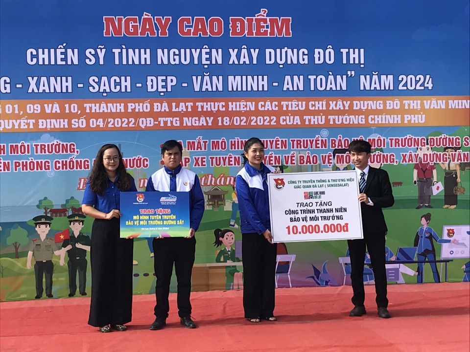 Đo&agrave;n thanh ni&ecirc;n Tổng C&ocirc;ng ty Đường sắt Việt Nam v&agrave; C&ocirc;ng ty TNHH Gi&aacute;c Quan Đ&agrave; Lạt trao tặng m&ocirc; h&igrave;nh &ldquo;Tuy&ecirc;n truyền bảo vệ m&ocirc;i trường đường sắt&rdquo; v&agrave; c&ocirc;ng tr&igrave;nh thanh ni&ecirc;n &ldquo;Chung tay bảo vệ m&ocirc;i trường&rdquo;.&nbsp;