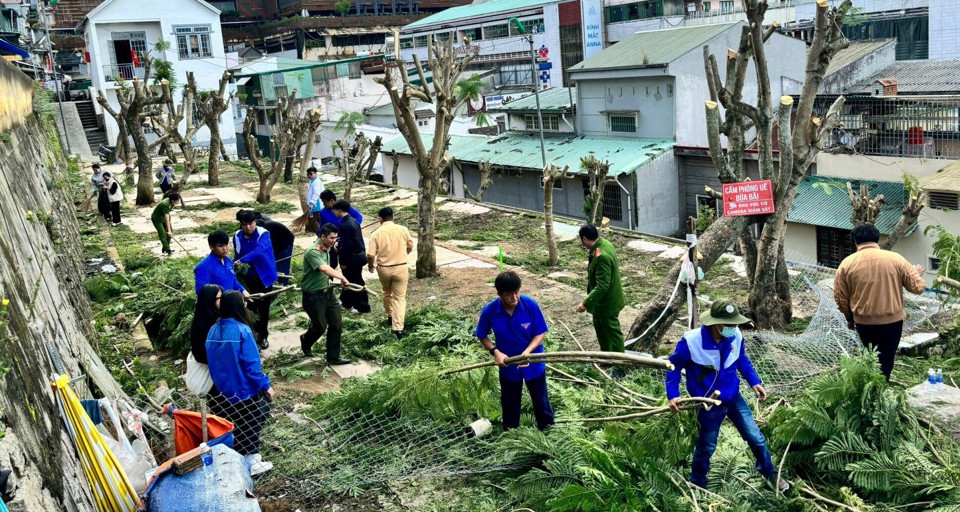 Đo&agrave;n vi&ecirc;n thanh ni&ecirc;n dọn vệ sinh m&ocirc;i trường