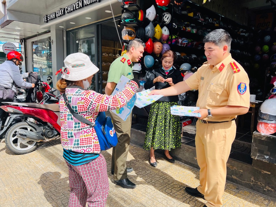 Đo&agrave;n vi&ecirc;n Thanh ni&ecirc;n ph&aacute;t tờ rơi tuy&ecirc;n truyền ph&ograve;ng chống đuối nước&nbsp;