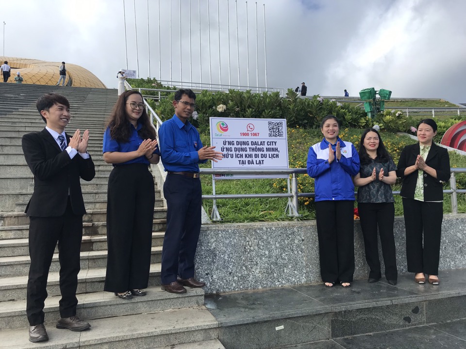 Th&agrave;nh đo&agrave;n Đ&agrave; Lạt phối hợp C&ocirc;ng ty TNHH Gi&aacute;c Quan Đ&agrave; Lạt v&agrave; Đo&agrave;n thanh ni&ecirc;n Tổng C&ocirc;ng ty Đường sắt Việt Nam gắn bảng tại quảng trường L&acirc;m Vi&ecirc;n, TP Đ&agrave; Lạt&nbsp;về nội dung tuy&ecirc;n bảo vệ m&ocirc;i trường, tuy&ecirc;n truyền ph&aacute;t triển du lịch Đ&agrave; Lạt v&agrave; chuyển đổi số.