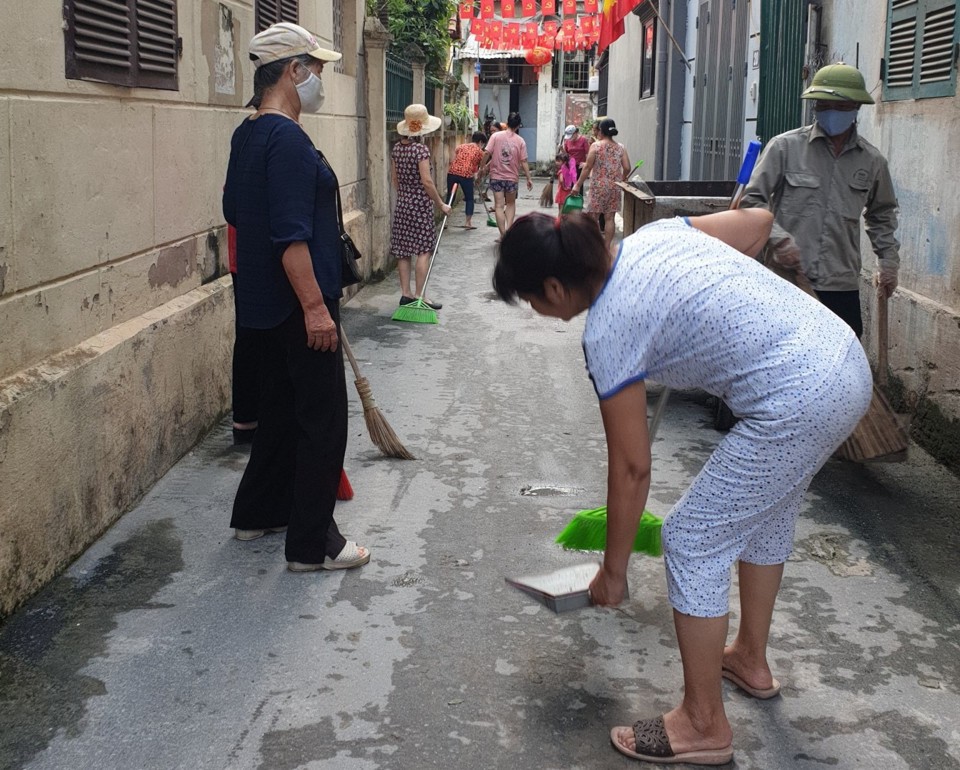 Tại H&agrave; Nội ng&agrave;y c&agrave;ng xuất hiện nhiều&nbsp;m&ocirc; h&igrave;nh ''khu d&acirc;n cư văn minh'', trong đ&oacute; c&oacute; vai tr&ograve; t&iacute;ch cực của đội ngũ c&aacute;n bộ Mặt trận ở cơ sở