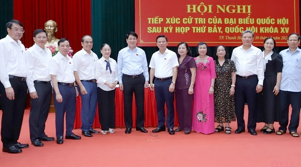 Thường trực Ban B&iacute; thư Lương Cường chụp ảnh lưu niệm c&ugrave;ng c&aacute;c đồng ch&iacute; l&atilde;nh đạo tỉnh v&agrave; cử tri TP Thanh H&oacute;a.