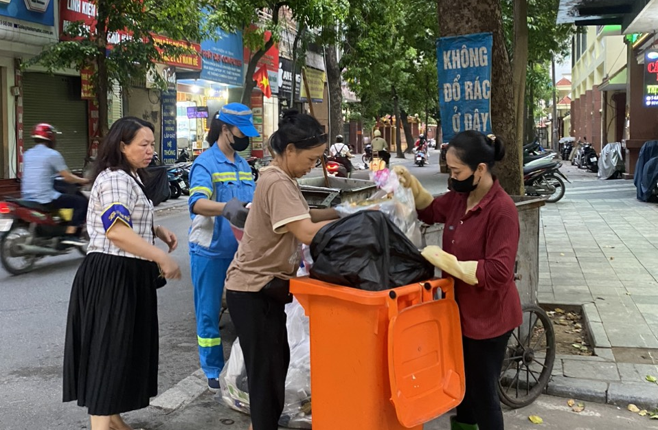 Quận Hoàn Kiếm đồng loạt triển khai phương án thu gom rác thải tại nguồn - Ảnh 4