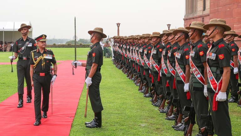 T&acirc;n tổng tư lệnh qu&acirc;n đội Ấn Độ Upendra Dwivedi nhấn mạnh tầm quan trọng của việc trang bị vũ kh&iacute; hiện đại cho qu&acirc;n đội nước n&agrave;y. Ảnh: RT