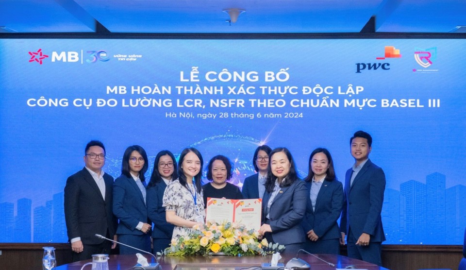 B&agrave; Phạm Thị Trung H&agrave;, Ph&oacute; Tổng gi&aacute;m đốc MB nhận giấy chứng nhận ho&agrave;n th&agrave;nh x&aacute;c thực độc lập c&ocirc;ng cụ đo lường LCR, NSFR theo chuẩn mực Basel III.