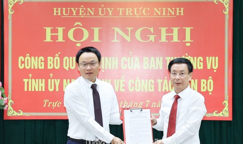 &Ocirc;ng Phạm Th&agrave;nh Trung (tr&aacute;i) nhận quyết định từ Chủ tịch UBND tỉnh Nam Định Phạm Đ&igrave;nh Nghị. Ảnh: DH