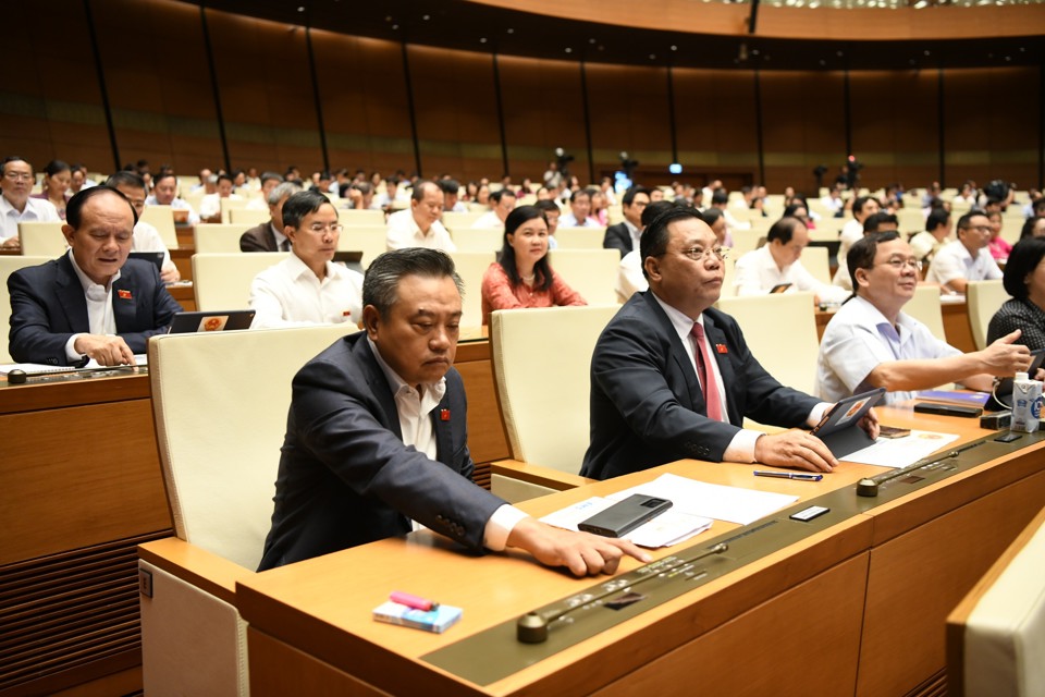 Đại biểu Quốc hội bấm nút thông qua Luật Thủ đô (sửa đổi), sáng 28/6. Ảnh: Nguyễn Linh