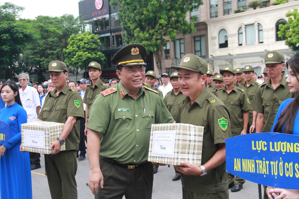 Trung tướng Nguyễn Hải Trung - Gi&aacute;m đốc C&ocirc;ng an TP tặng qu&agrave;&nbsp;động vi&ecirc;n lực lượng tham gia bảo vệ an ninh, trật tự ở cơ sở.