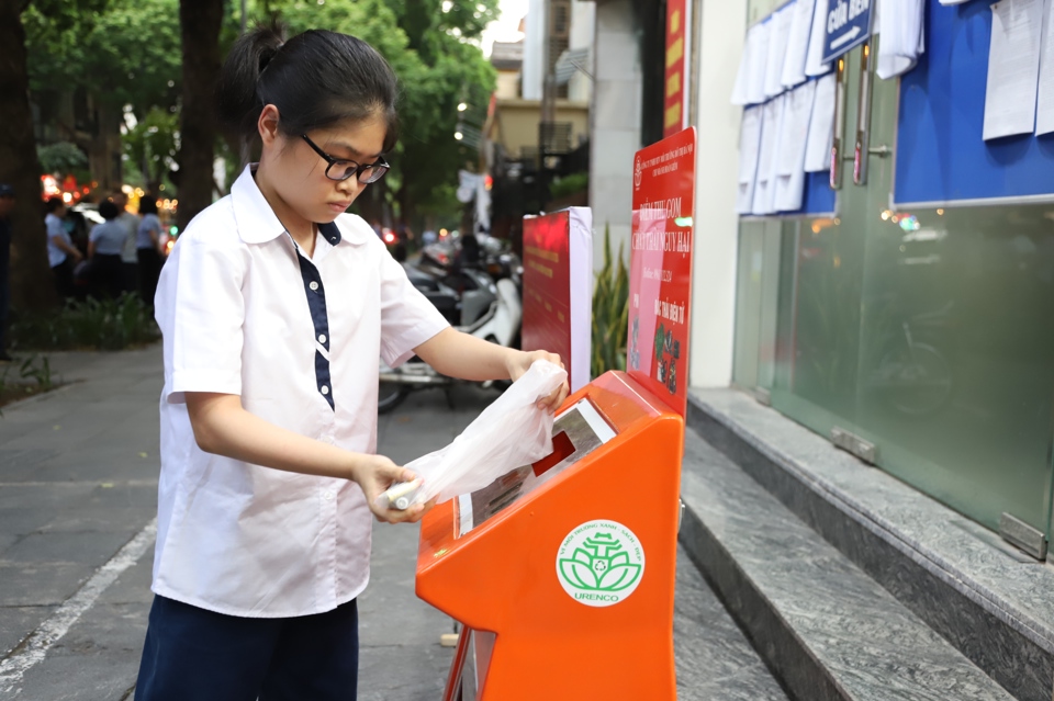 Em Nguyễn Trần Ngọc Anh bỏ r&aacute;c tại&nbsp;điểm ph&acirc;n loại r&aacute;c thải 27 L&ecirc; Th&aacute;nh T&ocirc;ng