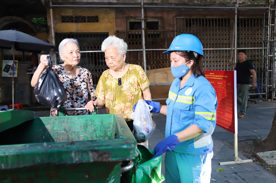 Người d&acirc;n được nh&acirc;n vi&ecirc;n C&ocirc;ng ty TNHH MTV M&ocirc;i trường đ&ocirc; thị H&agrave; Nội - Chi nh&aacute;nh Ho&agrave;n Kiếm hướng dẫn cụ thể c&aacute;ch ph&acirc;n loại r&aacute;c thải.