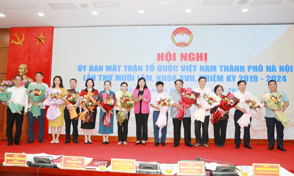 Hội nghị đ&atilde; hiệp thương bổ sung 13 ủy vi&ecirc;n tham gia Ủy ban Mặt trận Tổ quốc Việt Nam TP H&agrave; Nội kh&oacute;a XVII v&agrave; chia tay 10 ủy vi&ecirc;n Ủy ban Mặt trận Tổ quốc Việt Nam TP H&agrave; Nội kh&oacute;a XVII , nhiệm kỳ 2019-2024