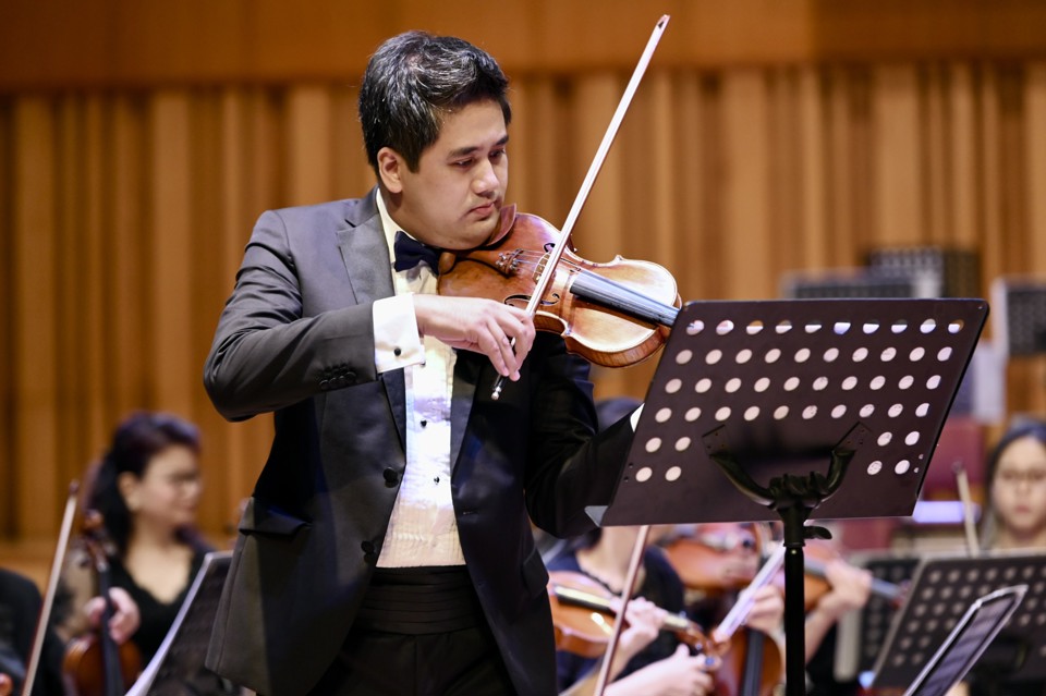 NSND Bùi Công Duy và Dàn nhạc Giao hưởng Hà Nội Philharmonic Orchestra tập luyện chương trình. Ảnh: Nhà hát Hồ Gươm cung cấp