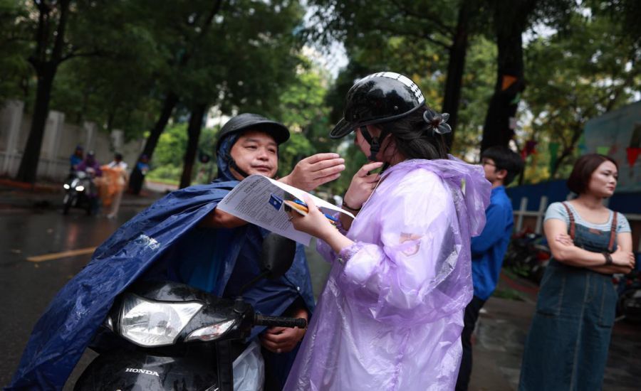 Đồng h&agrave;nh c&ugrave;ng con nhưng cũng kh&ocirc;ng g&acirc;y &aacute;p lực cho con c&aacute;i khi kết quả thi chưa như &yacute; muốn. Ảnh: Hải Nguyễn