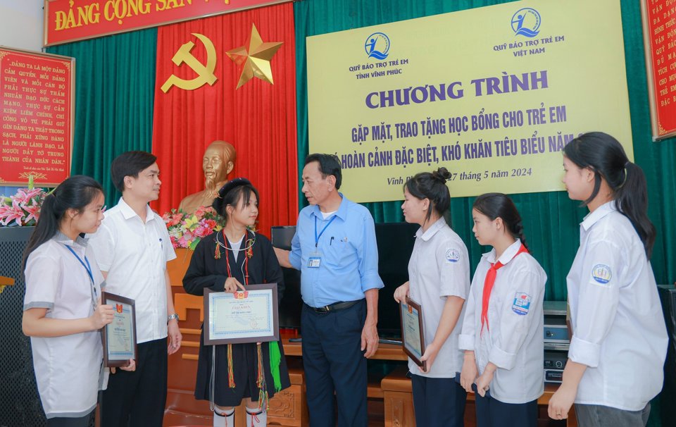 Chương tr&igrave;nh gặp mặt, trao tặng học bổng cho trẻ em c&oacute; ho&agrave;n cảnh đặc biệt, kh&oacute; khăn ti&ecirc;u biểu tr&ecirc;n địa b&agrave;n tỉnh Vĩnh Ph&uacute;c. Ảnh: Sở LĐTB&amp;XH Vĩnh Ph&uacute;c.&nbsp;