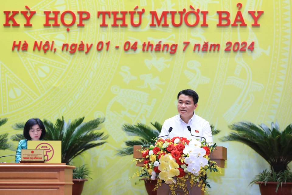 Trưởng Ban Ph&aacute;p HĐND TP Duy Ho&agrave;ng Dương b&aacute;o c&aacute;o thẩm tra tại Kỳ họp