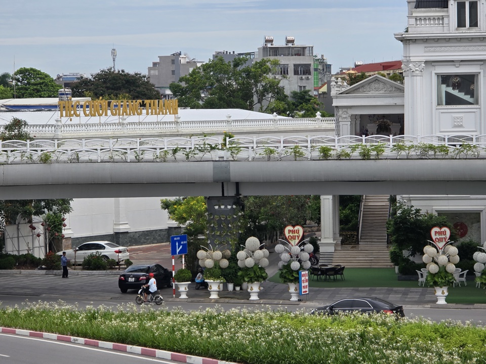 Chưa kể c&oacute; những ng&agrave;y xe &ocirc; t&ocirc; đỗ đậu chật k&iacute;n cả lối đi của hai nh&agrave; h&agrave;ng, trung t&acirc;m tiệc cưới, g&acirc;y cản trở giao th&ocirc;ng cho người v&agrave; phương tiện qua lại. Ảnh: Vĩnh Qu&acirc;n.