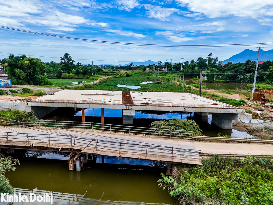 Hiện c&acirc;y cầu đ&atilde; ho&agrave;n thiện hai nhịp ch&iacute;nh giữa l&ograve;ng s&ocirc;ng T&iacute;ch.&nbsp;Cầu đ&atilde; thi c&ocirc;ng xong một số hạng mục.